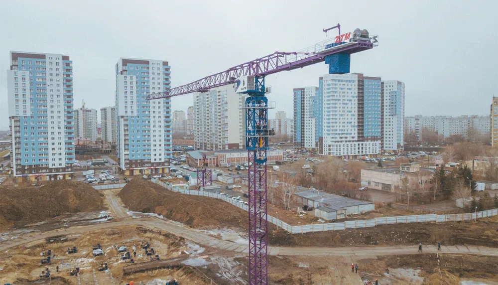 Два новых башенных крана на строительном объекте в Омске